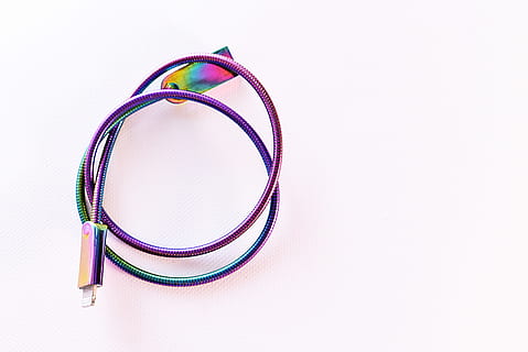 iridiscente, Cable de alambre, blanco, superficie, USB, cable, copia espacio, nadie, vista de alto ángulo, foto de estudio, adentro, naturaleza muerta, Fondo blanco, circulo, joyería, forma geometrica, multi color, conexión, púrpura, solo objeto, equipo, escrutinio, anillo, emoción, 2K, CC0, dominio público, libre de derechos
