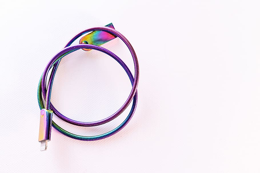 iridescent, cable de cable, blanc, superfície, usb, cable, còpia espai, cap gent, vista d’angle alt, tir de l'estudi, a l'interior, natura morta, fons blanc, cercle, joieria, forma geomètrica, multicolor, connexió, porpra, sol objecte, equipament, escrutini, anell, emoció, 2K