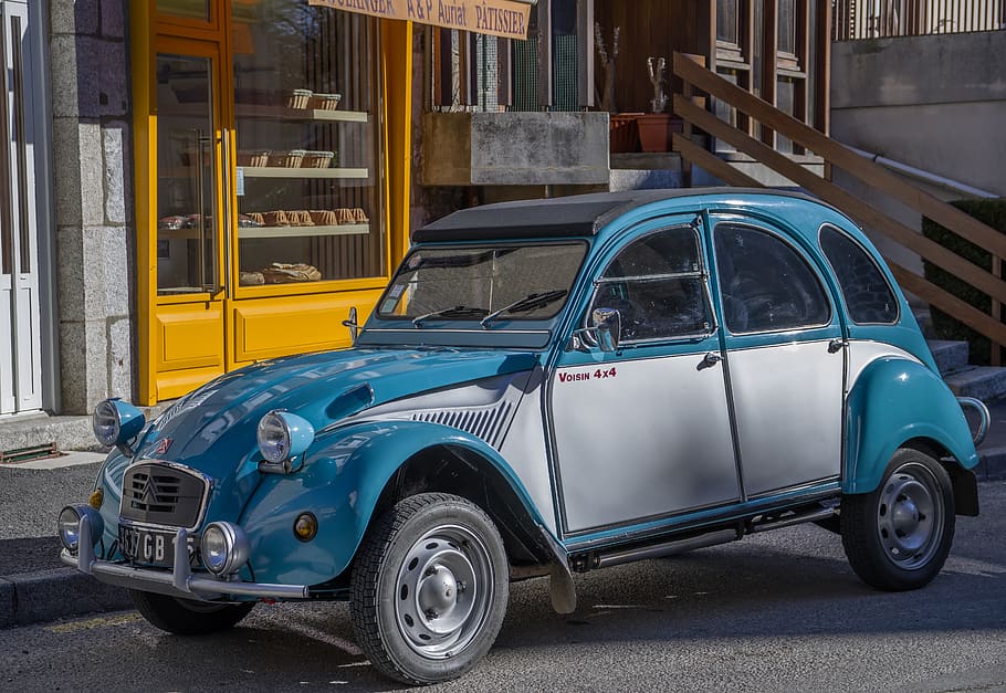 cotxe, 2cv, oldtimer, citroen, automòbil, manera de transport, transport, vehicle terrestre, arquitectura, estructura construïda, ciutat, estacionari, exterior de l'edifici, cotxe d'època, estil retro, cap gent, dia, aparcament, blau, carrer, groc, edifici, a l'aire lliure, vintage, 5K