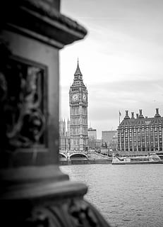 escala de grises big ben, torre, edificio, arquitectura, campanario, aguja, transporte, bote, vehículo, Torre del Reloj, metrópoli, urbano, pueblo, ciudad, agua, buque, embarcaciones, céntrico, frente al mar, Puerto, muelle, estructura construida, exterior del edificio, destinos de viaje, turismo, cielo, viaje, historia, día, nadie, altura maxima, el pasado, naturaleza, río, al aire libre, gobierno, estilo gótico, 5K, CC0, dominio público, libre de derechos