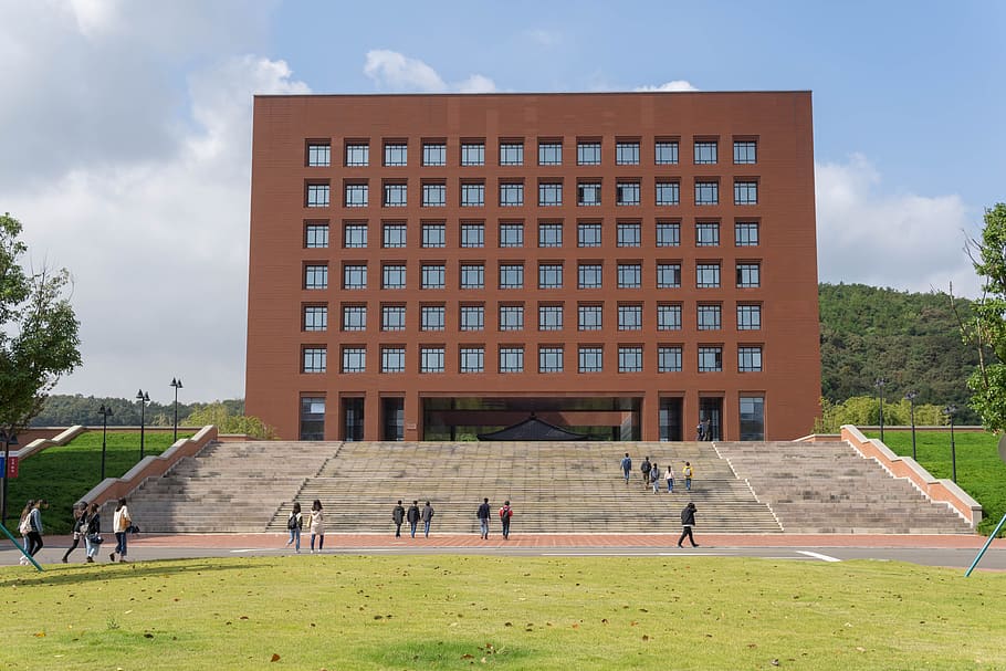 biblioteca, vermell, edifici, cub, a l'aire lliure, escales, arquitectura, exterior de l'edifici, estructura construïda, cel, gent, dia, grup de persones, homes, naturalesa, planta, sendera, persones reals, arbre, núvol - cel, persones incidentals, estils de vida, herba, dones, 5K