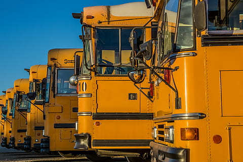 amarillo, unidad de remolque, alinear, industria, maquinaria, nadie, industria de construccion, metal, modo de transporte, transporte, maquinaria de construcción, desarrollo, cielo, naturaleza, día, al aire libre, tecnología, estructura construida, grúa - maquinaria de construcción, arquitectura, fábrica, vehículo terrestre, equipos de construcción, equipo industrial, fuente de alimentación, 2K, CC0, dominio público, libre de derechos
