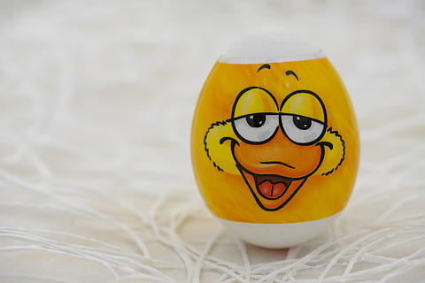Osterei, Ostern, Osterfeier, Ei, bunt, Farbe, Ente, Kreativität, Nahansicht, Darstellung, Feier, Kunst und Handwerk, keine Leute, menschliche Darstellung, Spaß, Spielzeug, Gelb, anthropomorphes smileygesicht, Humor, anthropomorphes Gesicht, drinnen, Gesicht, Fokus auf den Vordergrund, lächelnd, Halloween, anthropomorph, 5K, CC0, gemeinfrei, lizenzfrei