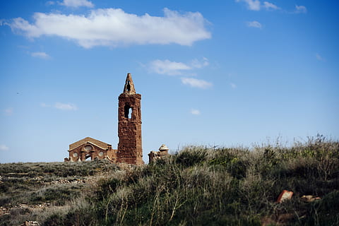 braune Gebäudestruktur, belchite, Spanien, Gebäude, Turm, die Architektur, Ruinen, Glockenturm, draußen, zaragoza, espana, Nikon, monumento, Krieg, Pflanze, Natur, Landschaft, Schutz, ländlich, Camping, Himmel, gebaute Struktur, Feld, Land, Gras, wolke - himmel, Tag, Gebäudehülle, keine Leute, Anbetungsstätte, Religion, Umgebung, 8K, CC0, gemeinfrei, lizenzfrei