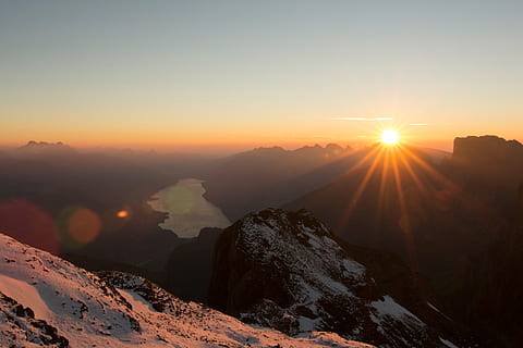 solnedgang, bjerg, sol, skyer, himmel, antenne, natur, skønhed i naturen, scenics - natur, rolig scene, sollys, ro, miljø, solstråle, ingen mennesker, linseflare, klippe, ikke-urbane scene, landskab, idyllisk, rock-objekt, bjergkæde, udendørs, bjergtop, lyse, 5K, CC0, offentligt domæne, royaltyfrie
