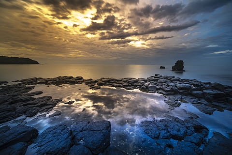 photographie de paysage, roches, mer, plage, bleu, cloudscape, côte, crépuscule, soir, paysage, la nature, océan, en plein air, reflets, rocheux, Côte rocheuse, scénique, paysage marin, rivage, rive, ciel, le coucher du soleil, eau, nuage - ciel, beauté dans la nature, paysages - nature, Roche, rock - objet, solide, tranquillité, horizon au-dessus de l'eau, scène tranquille, horizon, terre, idyllique, personne, 5K, CC0, domaine public, libre de droits