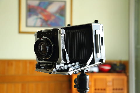 technika, Kamera, Objekt, Linse, Fotografie, Leidenschaft, drinnen, Fotografie-Themen, Technologie, Nahansicht, Retro-Stil, Fokus auf den Vordergrund, Kamera - Fotoausrüstung, keine Leute, Nostalgie, Stillleben, Kunst, Kultur und Unterhaltung, Wohngebäude, schwarze Farbe, Objektiv - optisches Instrument, selektiver Fokus, Holz - Material, Tabelle, einzelnes Objekt, Musik-, Digitalkamera, Dreharbeiten, 1080P, CC0, gemeinfrei, lizenzfrei