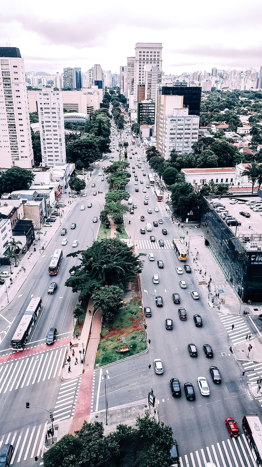 carretera, intersecció, naturalesa, paisatge, a l'aire lliure, automòbil, vehicle, cotxe, transport, ciutat, metròpolis, urbà, edifici, vista aèria, Brasil, itaim bibi, heliponto - edifício l 'arche - itaim bibi, manera, exterior de l'edifici, arquitectura, estructura construïda, carrer, vehicle terrestre, manera de transport, vista d’angle alt, arbre, carrer de la ciutat, dia, planta, trànsit, paisatge urbà, cap gent, exterior d’edifici d’oficines, gratacels, autopista de carrils múltiples, 2K