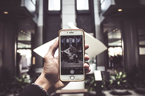Person, halten, iphone, nehmen, Foto, Statue, Gerät, Elektronik, Hand, Handy, Mobiltelefon, Telefon, Smartphone, Foto machen, Fotografieren, Technologie, menschliche Hand, Fokus auf den Vordergrund, Fotografie-Themen, eine Person, Kommunikation, Mobiltelefon, echte Menschen, menschliches Körperteil, kabellose Technologie, Aktivität, tragbares Informationsgerät, Lebensstile, Bildschirm, Tag, Verbindung, draußen, Finger, 5K, CC0, gemeinfrei, lizenzfrei