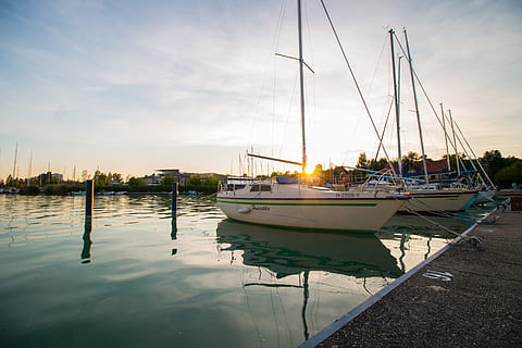 todavía, artículos, cosas, yates, barcos, muelle, hormigón, agua, Oceano, mar, cielo, nubes, barco náutico, transporte, modo de transporte, velero, amarrado, reflexión, naturaleza, polo, mástil, nadie, nube - cielo, frente al mar, belleza en la naturaleza, luz del sol, día, al aire libre, yate, centro de deportes acuáticos, anclado, Puerto, 5K, CC0, dominio público, libre de derechos