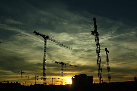 fotografia di silhouette, gru, costruzione, sito di costruzione, industria, cielo, nuvola - cielo, macchinario, industria di costruzioni, gru - macchine edili, tramonto, sviluppo, silhouette, natura, architettura, nessuno, macchine da cantiere, struttura costruita, attrezzatura da costruzione, Inquadratura dal basso, incompleto, alto - alto, all'aperto, 4K