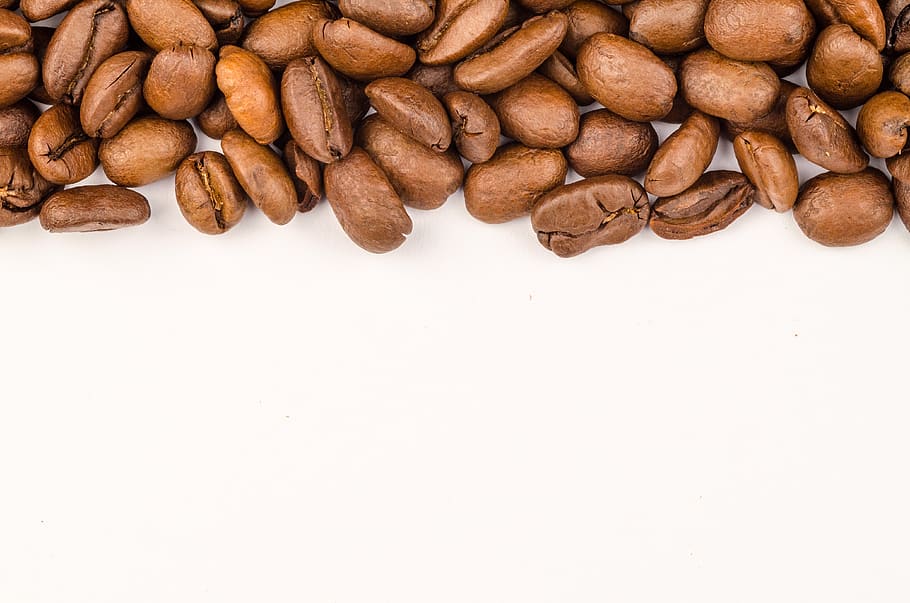 chicchi di caffè marroni, aroma, sfondo, fagioli, Marrone, caffeina, avvicinamento, chicchi di caffè, freschezza, cereali, macrofotografia, crudo, semi, struttura, sfondo bianco, cibo e bevande, girato in studio, copia spazio, grande gruppo di oggetti, cibo, in casa, natura morta, nessuno, caffè - bevanda, caffè, abbondanza, vista dall'alto, direttamente sopra, chicco di caffè tostato, Noce, dado - cibo, 4K