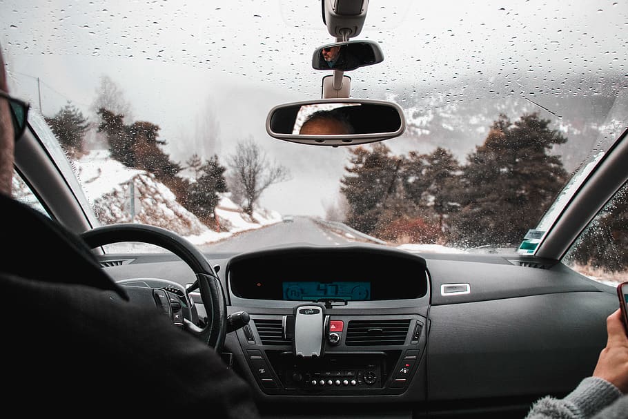 Due, persone, dentro, auto, mezzi di trasporto, automobile, veicolo, umano, persona, natura, all'aperto, volante, pneumatico, guida, specchio, tempo metereologico, parabrezza, macchina, GPS, elettronica, la neve, stereo, specchio per auto, modo di trasporto, veicolo a motore, interno del veicolo, interno auto, veicolo terrestre, vetro - materiale, trasparente, cruscotto, specchietto retrovisore, in casa, pannello di controllo, viaggio, strada, pioggia, in movimento, viaggio su strada, punto di vista dell'auto, stagione piovosa, goccia di pioggia, nevicando, 5K