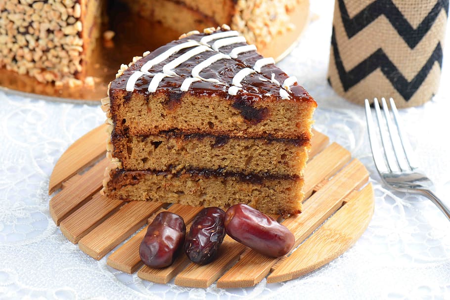 coca de cites, pastís, dolç, data, menjar dolç, menjar i beguda, postres, menjar, al forn, indulgència, llest per menjar, temptació, frescor, primer pla, natura morta, menjar poc saludable, utensili per menjar, a l'interior, tall, cap gent, taula, estri de cuina, rodanxa de pastís, element de pastisseria al forn, berenar, pastís de xocolata, 5K