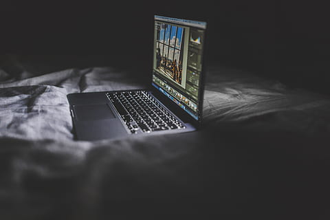 macbook, laptop, komputer, seprai, teknologi, photoshop, kerja, pengeditan, malam, sial, tempat tidur, koneksi, mebel, dalam ruangan, komunikasi, kamar tidur, teknologi nirkabel, kamar domestik, gelap, tidak ada orang, fokus selektif, perangkat komputer, merapatkan, Internet, linen, tekstil, jaringan komputer, keyboard, 5K, CC0, domain publik, bebas royalti