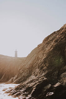 brun mark, natur, klippa, sten, fyr, berg, bergskedja, utomhus, vapen, dimma, vatten, hav, frakt, kust, byggnad, arkitektur, Strand, grus, grusväg, himmel, klar himmel, kopiera utrymme, skönhet i naturen, lugn, byggnad exteriör, dag, inget folk, scenics - natur, byggd struktur, landa, lågvinkelvy, lugn plats, icke-urbana scenen, vägledning, klimat, 5K, CC0, offentligt domän, royaltyfria