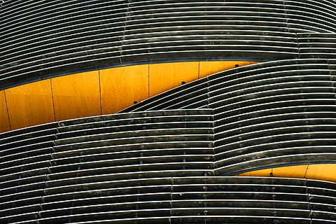 grijs, metaal, geribd, gebouw, licht, structuur, geel, zwart, wit, buitenshuis, stedelijk, stad, architectuur, modern ontwerp, patroon, geen mensen, binnenshuis, ingebouwde structuur, achtergronden, Oranje kleur, volledig kader, dag, detailopname, modern, muur - bouwfunctie, herhaling, gestreept, in een rij, multi gekleurd, ontwerp, plafond, 5K, CC0, publiek domein, royaltyvrij