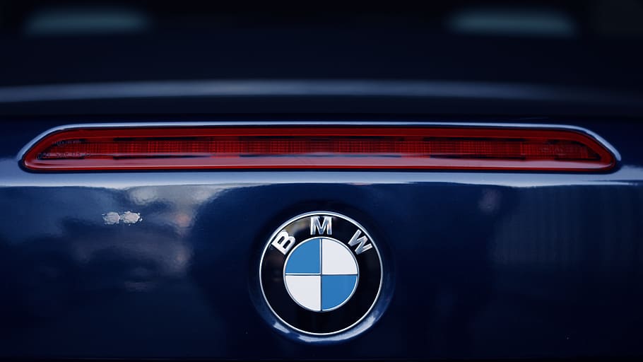 logo bmw, automòbil, cotxe, transport, manera de transport, vehicle terrestre, primer pla, cap gent, vermell, dia, nombre, blau, a l'aire lliure, signe, seguretat, control, il·luminat, estil retro, 5K