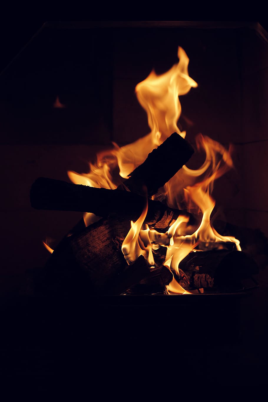 bål, flamme, grill, rist, sort, Brun, orange, blå, hyggelig, hjem, indendørs, log, varme, fyrfadet, balkon, mursten, maleriske, brænding, øjeblik, ild, varme - temperatur, brand - naturligt fænomen, natur, træ, bevægelse, Brænde, orange farve, træ - materiale, ingen mennesker, glødende, tæt på, nat, mørk, advarselsskilt, 4K