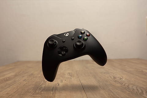 computer, hardware, topo, elettronica, galleggiante, foto, fantasyflip, xbox, controllore, Microsoft, gioco, telecomando da gioco, videogiochi, telecomando, mobilia, Minecraft, legna, legno duro, ipod, in casa, cultura artistica e intrattenimento, legno - materiale, singolo oggetto, a distanza, tavolo, controllo, avvicinamento, tecnologia, nessuno, comunicazione, attività di svago, concentrarsi sulle conoscenze acquisite, pavimentazione, colore nero, giochi di svago, rilassamento, copia spazio, tecnologia wireless, aggressione, 5K, CC0, dominio pubblico, privo di copyright