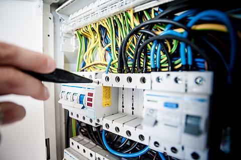 fermer, cabine téléphonique, des câbles, lien, Les données, électrique, électricien, électricité, électronique, équipement, ethernet, fixation, industriel, industrie, l'Internet, lan, réseau, professionnel, grille, sécurité, serveur, un service, commutateur, technicien, La technologie, outils, fils, travail, câble, réseau informatique, ordinateur, câble d'ordinateur, main humaine, main, la communication, serveur de réseau, science, prise de connexion réseau, Industrie électronique, équipement informatique, routeur, partie informatique, complexité, fibre optique, 2K, CC0, domaine public, libre de droits