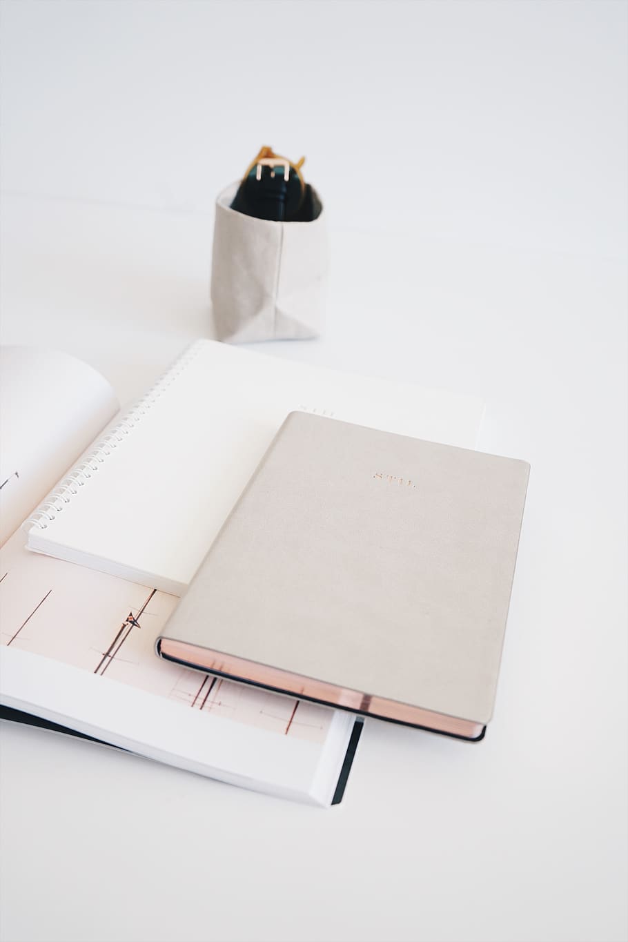 drei farbige Notizbücher, Aktenordner, Tabelle, Papier-, Möbel, Kaffetisch, Notizbuch, Tagebuch, minimal, Weiß, Buch, Schreibtisch, Desktop-Setup, Hinweis, Notizblock, Schreibtischzubehör, weißer Raum, Esstisch, Text, Kleidung, drinnen, Stillleben, keine Leute, High Angle View, weißer Hintergrund, Stift, Studioaufnahme, Veröffentlichung, kopieren sie platz, weiße Farbe, Nahansicht, Büro, Kommunikation, dokumentieren, Schreibgerät, Bürobedarf, Füller, leer, 2K