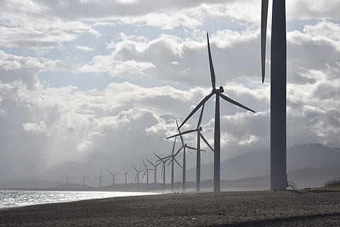 Windmühlen, Strand, Weiß, Wolken, Alternative, alternative Energie, Effizienz, Elektrizität, Energie, Umgebung, Umwelt, Landschaft, draußen, Leistung, Netzteil, Produktion, erneuerbare Energie, Himmel, Technologie, Turbine, Wasser, Wind, Windenergie, Windkraft, Windkraftanlage, Kraftstoff- und Stromerzeugung, Umweltschutz, wolke - himmel, Schönheit in der Natur, Natur, Szenen - Natur, in einer Reihe, Land, Umweltprobleme, nachhaltige ressourcen, keine Leute, Kraft in der Natur, 5K, CC0, gemeinfrei, lizenzfrei
