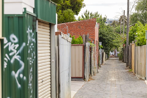 sti mellem hus, vej, by, by-, gade, bygning, gyde, Australien, melbourne, victoria, flise, kvarter, udendørs, gangbro, sti, tag, plante, have, Lysthuset, arkitektur, bygget struktur, bygning udvendig, træ, hus, dag, vejen frem, retning, boligområde, natur, ingen mennesker, faldende perspektiv, i en række, 5K, CC0, offentligt domæne, royaltyfrie
