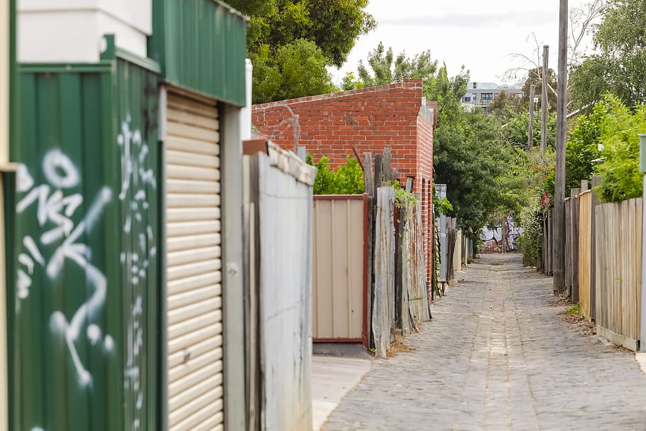 sti mellem hus, vej, by, by-, gade, bygning, gyde, Australien, melbourne, victoria, flise, kvarter, udendørs, gangbro, sti, tag, plante, have, Lysthuset, arkitektur, bygget struktur, bygning udvendig, træ, hus, dag, vejen frem, retning, boligområde, natur, ingen mennesker, faldende perspektiv, i en række, 5K