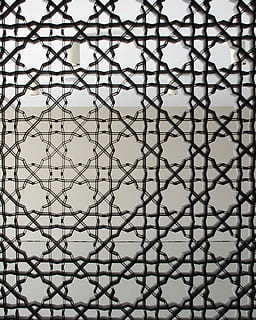 Gebäude, Fenster, Kugel, die Architektur, Muster, minimalistisch, Balance, ambigraph, einfach, Dreieck, Bürogebäude, Dachfenster, Tröpfchen, sperren, Gitter, Gefängnis, Labyrinth, Matze, Garten, draußen, Hintergründe, Schutz, Metall, Sicherheit, Maschendrahtzaun, Vollbild, keine Leute, Zaun, Nahansicht, Grenze, Barriere, Tag, Fokus auf den Vordergrund, Design, Wiederholung, Natur, selektiver Fokus, kreuz und quer, 2K, CC0, gemeinfrei, lizenzfrei