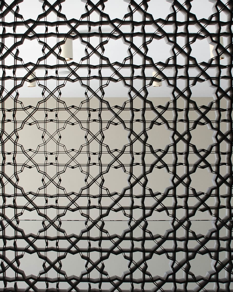 costruzione, finestra, sfera, architettura, modello, minimalista, equilibrio, ambigraph, semplice, triangolo, edificio per uffici, lucernario, gocciolina, serratura, griglia, prigione, labirinto, giardino, all'aperto, sfondi, protezione, metallo, sicurezza, recinzione a rete, fotogramma intero, nessuno, recinto, avvicinamento, confine, barriera, giorno, concentrarsi sulle conoscenze acquisite, design, ripetizione, natura, messa a fuoco selettiva, incrociato, 2K