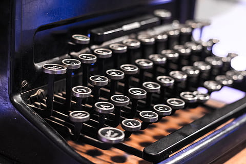 màquina d’escriure, vell, rústic, tipus, lletres, màquina, vintage, nombre, primer pla, tecnologia, carta, cap gent, text, vista d’angle alt, a l'interior, alfabet, estil retro, antiguitat, en fila, equipament, maquinària, negocis, centrar-se en primer pla, metall, equipament elèctric, contemplació, 5K, CC0, domini públic, lliure de regalies