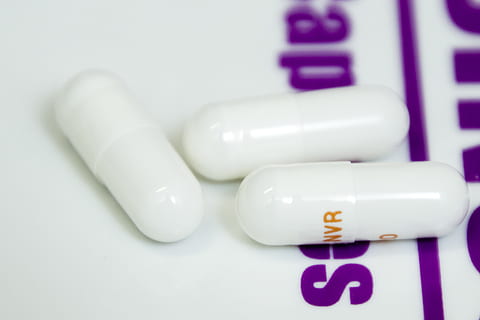 tre hvide kapsler, Sydafrika, Johannesburg, pille, kapsel, tæt på, apotek, recept, medicin, makro, detalje, hvid, farmaceutisk, Hospital, alfabet, tekst, og-tegn, piller, syg, sundhed, sundhedspleje og medicin, dosis, ingen mennesker, kosttilskud, receptpligtig medicin, indendørs, studio skud, stilleben, hvid farve, vitamin, sygdomstilstand, meddelelse, sygdom, omsorg, 2K, CC0, offentligt domæne, royaltyfrie