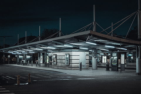 estructura de hormigón blanco, arquitectura, edificio, parada de autobús, negocio, ciudad, construcción, vacío, noche, industria, luces, medianoche, moderno, público, transporte público, la carretera, estación, Estrasburgo, calle, sistema de transporte, viaje, urbano, estructura construida, iluminado, exterior del edificio, transporte, modo de transporte, nadie, estacionamiento, firmar, vehículo terrestre, gasolinera, coche, cielo, oscuro, columna arquitectonica, 5K, CC0, dominio público, libre de derechos