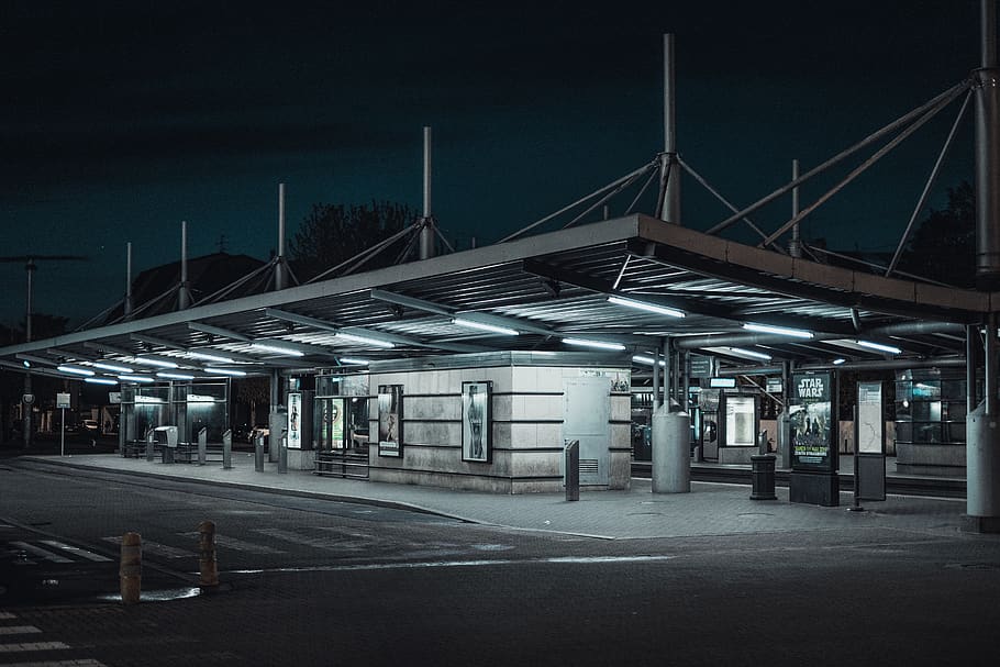 estructura de formigó blanc, arquitectura, edifici, parada d'autobús, negocis, ciutat, construcció, buit, tarda, indústria, llums, mitjanit, modern, nit, públic, transport públic, carretera, estació, Estrasburg, carrer, sistema de transport, viatjar, urbà, estructura construïda, il·luminat, exterior de l'edifici, transport, manera de transport, cap gent, aparcament, signe, vehicle terrestre, gasolinera, cotxe, cel, fosc, columna arquitectònica, 5K
