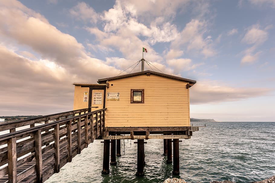 tancar, foto, casa, arquitectura, platja, núvols, alba, la llum del dia, moll, tarda, hora daurada, embarcador, llum, oceà, piles, pilars, mar, paisatge marí, vora del mar, cel, estiu, sortida del sol, posta de sol, aigua, onades, fusta, núvol - cel, estructura construïda, exterior de l'edifici, material de fusta, naturalesa, davant del mar, horitzó, horitzó sobre l’aigua, bellesa a la natura, cap gent, escenics - natura, edifici, dia, escena tranquil·la, tranquil·litat, a l'aire lliure, cabina, post de fusta, 5K