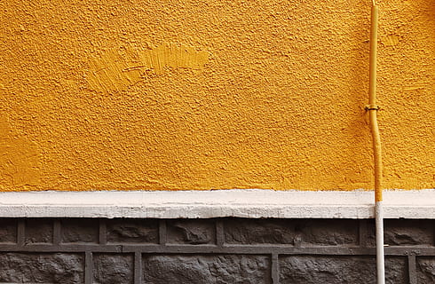 muro dipinto di giallo, mattone, architettura, struttura costruita, caratteristica della parete, esterno dell'edificio, nessuno, giorno, strutturato, modello, all'aperto, parete, giallo, Colore bianco, avvicinamento, fotogramma intero, legno - materiale, costruzione, tubo - tubo, ruvido, Marrone, fianco a fianco, muro di pietra, 4K, CC0, dominio pubblico, privo di copyright