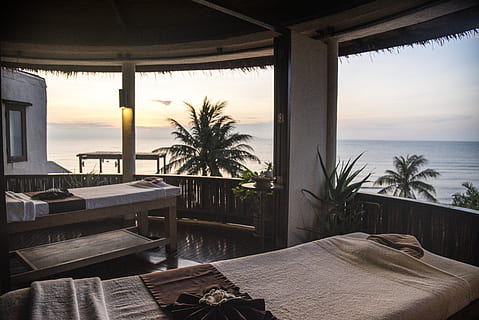 deux, table de massage, palmiers, hébergement, plage, lit, se soucier, équipement, meubles, santé, soins de santé, un hôtel, massage, océan, relaxation, relaxant, recours, pièce, mer, massage spa, traitement de Spa, des arbres, villa, eau, bien-être, climat tropical, ciel, la nature, plante, table, chaise, personne, palmier, station touristique, siège, luxe, beauté dans la nature, architecture, tranquillité, arbre, horizon au-dessus de l'eau, piscine, en plein air, 5K, CC0, domaine public, libre de droits