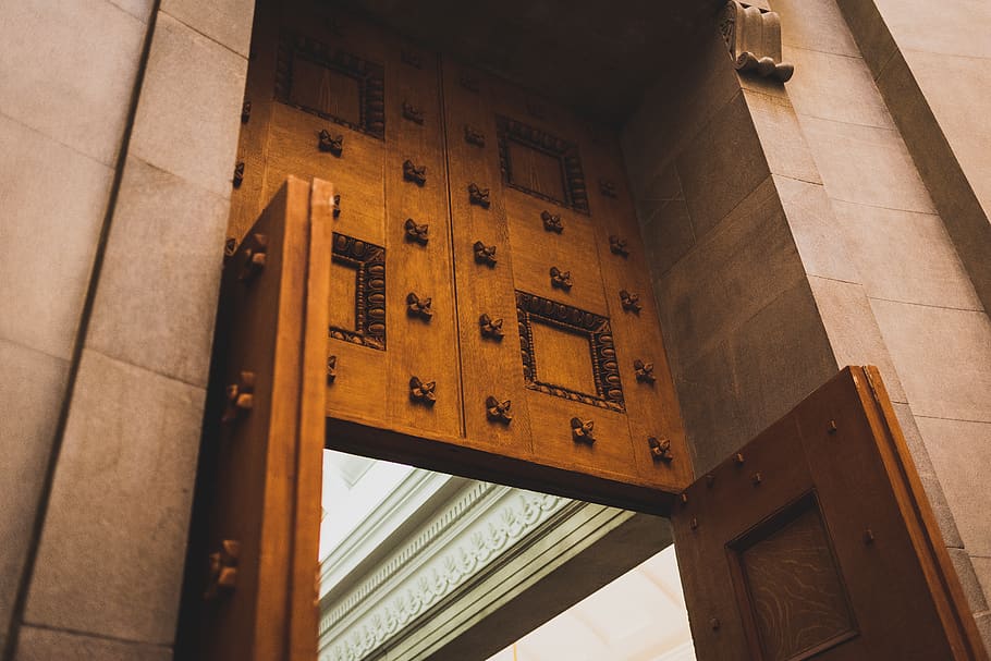 portes franceses obertes, fusta, mobles, fusta contraxapada, edifici, porta, arquitectura, calaix, detalls, disseny, obres d'art, taquilla, gabinet, fusta dura, medicament, a l'interior, ascensor, penjador, esfera, sòls, vista d’angle baix, estructura construïda, cap gent, material de fusta, exterior de l'edifici, dia, a l'aire lliure, finestra, funció de construcció de parets, història, el passat, entrada, metall, barana, sostre, 5K