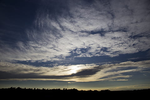 niebo, słońce, zachód słońca, chmury, sylwetka na tle nieba, treeline, drzewa, chmura - niebo, piękno natury, spokojna scena, sylwetka, scenics - natura, spokój, drzewo, roślina, Natura, żadnych ludzi, krajobraz, środowisko, scena pozamiejska, wylądować, pole, na dworze, idylliczny, niski kąt widzenia, 5K, CC0, domena publiczna, darmowe zdjęcia