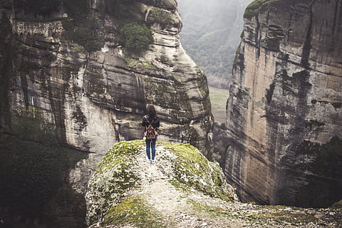 Berg, Hochland, Wolke, Himmel, Gipfel, Grat, Landschaft, Natur, Tal, Hügel, Aussicht, Reise, Felsen, Cliff, Menschen, Mädchen, allein, Abenteuer, Wanderung, steigen, draussen, Rock, eine Person, Rock - Objekt, Lebensstile, Felsformation, echte Menschen, Freizeitbeschäftigung, solide, Tag, draußen, Schönheit in der Natur, Szenen - Natur, Männer, Sport, Wasser, Aktivität, Formation, 5K