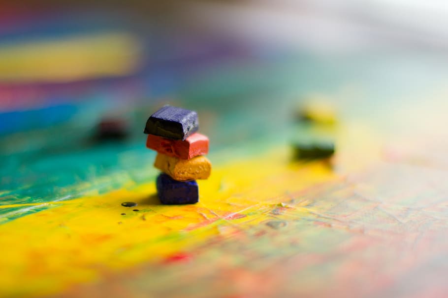 llapis de colors assortits, humà, persona, gent, joguina, pintura, color, llapis de color, bokeh, borrós, pila, fons, pintura abstracta, llapis de colors, orgull, mes d’orgull, color vibrant, expressionisme, expressionisme abstracte, pintura acrílica, art Modern, enfocament selectiu, primer pla, cap gent, groc, material de fusta, natura morta, a l'interior, multicolor, centrar-se en primer pla, metall, primer pla extrem, dia, blau, taula, elecció, mapa, forma, 4K