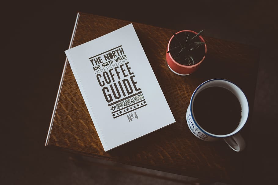 hvid, blå, keramisk, krus, grøn, plante, koffein, kaffe, kop, flatlay, bord, tekst, forfriskning, drikke, stilleben, indendørs, mad og drikke, vestlige script, høj vinkel visning, meddelelse, tæt på, træ - materiale, ingen mennesker, kaffe - drikke, kaffekop, papir, friskhed, porcelæn, bakke, alkoholfri drikkevare, te kop, 5K
