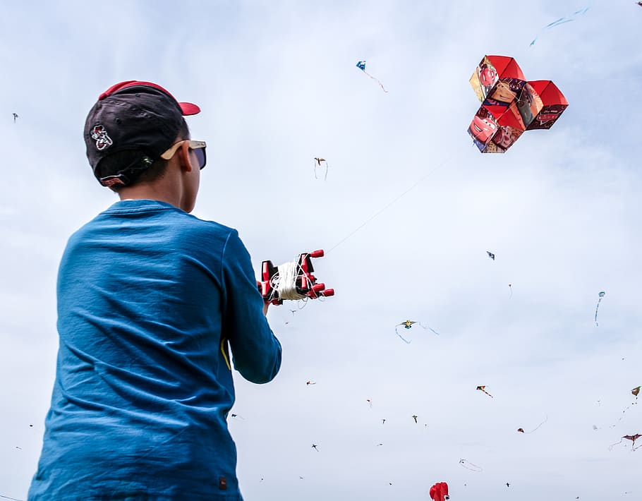 nen jugant a la cometa, activitat d'oci, una persona, homes, persones reals, de peu, vista del darrere, roba casual, estils de vida, cel, tapa, volant, esport, naturalesa, tres quarts de longitud, nois, casc, mascles, cintura cap amunt, dia, 4K