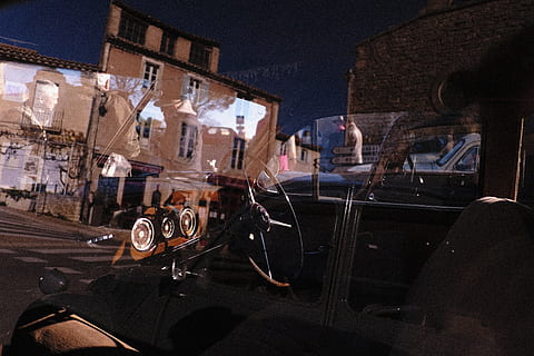 auto, collezione, notte, illuminato, riflessione, nessuno, struttura costruita, architettura, vetro - materiale, esterno dell'edificio, mezzi di trasporto, città, attività commerciale, modo di trasporto, trasparente, bar - stabilimento di bevande, posto a sedere, veicolo terrestre, all'aperto, vita notturna, 5K, CC0, dominio pubblico, privo di copyright