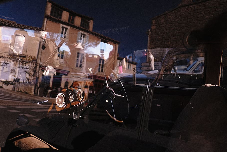 auto, collezione, notte, illuminato, riflessione, nessuno, struttura costruita, architettura, vetro - materiale, esterno dell'edificio, mezzi di trasporto, città, attività commerciale, modo di trasporto, trasparente, bar - stabilimento di bevande, posto a sedere, veicolo terrestre, all'aperto, vita notturna, 5K