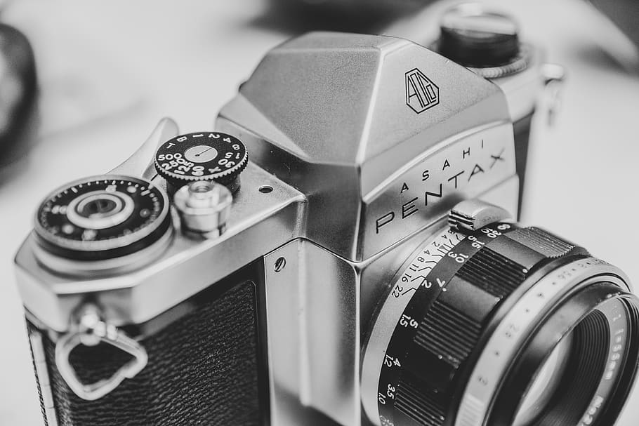 gris, càmera pentax dslr, càmera, electrònica, càmera digital, rellotge de polsera, lent de la càmera, corretja, símbol, logotip, marca comercial, càmera de vídeo, tapa de lent, dit, aixeta, aixeta de pica, pica, a l'interior, menjar, planta, fruita, gerds, tecnologia, primer pla, estil retro, temes de fotografia, càmera - equip fotogràfic, comunicació, cap gent, connexió, analògic, natura morta, vista d’angle alt, equip fotogràfic, taula, enfocament selectiu, equipament, nostàlgia, antiguitat, lent - instrument òptic, equipament elèctric, 2K