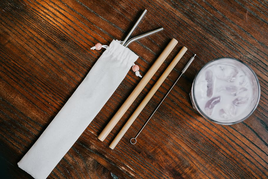 braune Stöcke, Holz - Material, Tabelle, Stillleben, High Angle View, drinnen, keine Leute, Essstäbchen, direkt darüber, weiße Farbe, Papier-, Essen und Trinken, Lebensmittel, Kunst und Handwerk, Nahansicht, Pinsel, Bürste, braun, Schüssel, Natur, Gruppe von Objekten, Rahmen, 5K