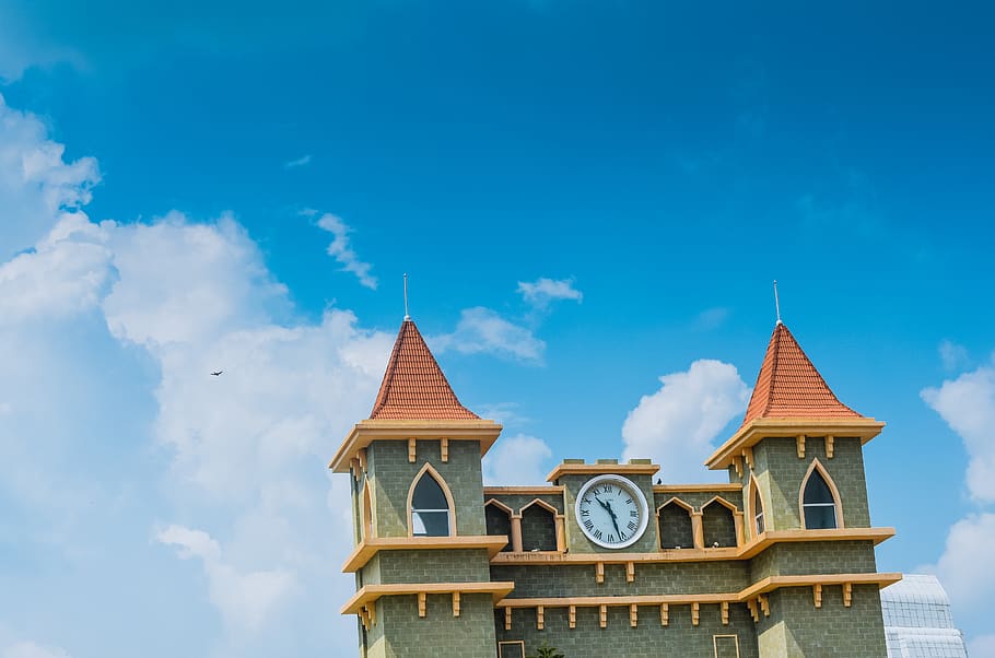 torre, arquitectura, edifici, Torre del Rellotge, rellotge, fletxa, campanar, cel, hogwarts, blau, urbà, ciutat, centre de la ciutat, casa, vila, habitatge, rellotge analògic, estructura construïda, exterior de l'edifici, núvol - cel, dia, religió, creença, cap gent, lloc de culte, naturalesa, vista d’angle baix, espiritualitat, a l'aire lliure, destinacions de viatge, el passat, història, ornamentat, 5K