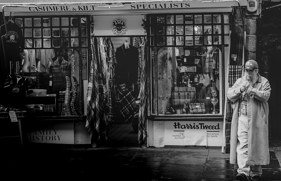mand, stående, uden for, butik, person, human, royal mile, Skotland, edinburgh, sko, beklædning, tøj, fodtøj, mennesker, indendørs, kashmir, edinburgh city, sort og hvid fotografering, skotskternet, scottish, sort og hvid, gammel mand, rigtige mennesker, tekst, meddelelse, vestlige script, en person, bygget struktur, arkitektur, bygning udvendig, fuld længde, glas - materiale, menneskelig repræsentation, fritidsaktivitet, handle ind, manuskript, detail, ikke-vestlige script, herrer, 5K